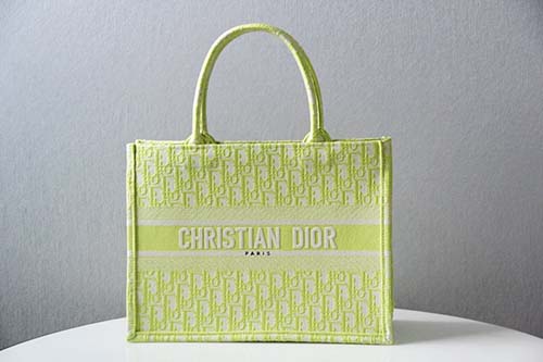 Dior book tote老花購(gòu)物袋 身背老花單品行走到哪都像在巴黎時(shí)裝周