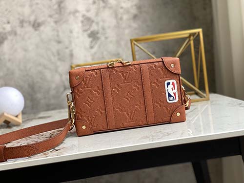 lv NBA系列SOFT TRUNK WEARABLE手袋M80549棕色全皮壓花